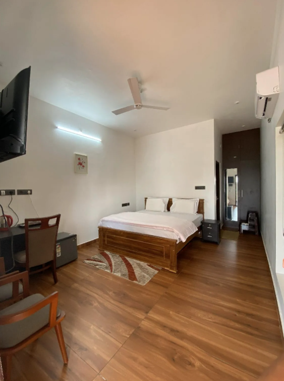 Royce Resort Lake Building Deluxe Room 2