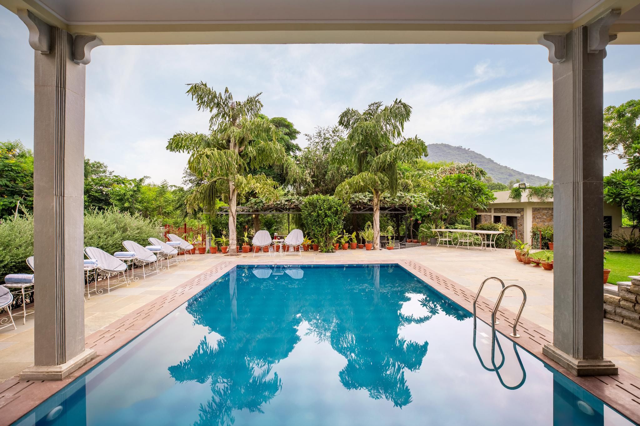 Swimming pool [outdoor]