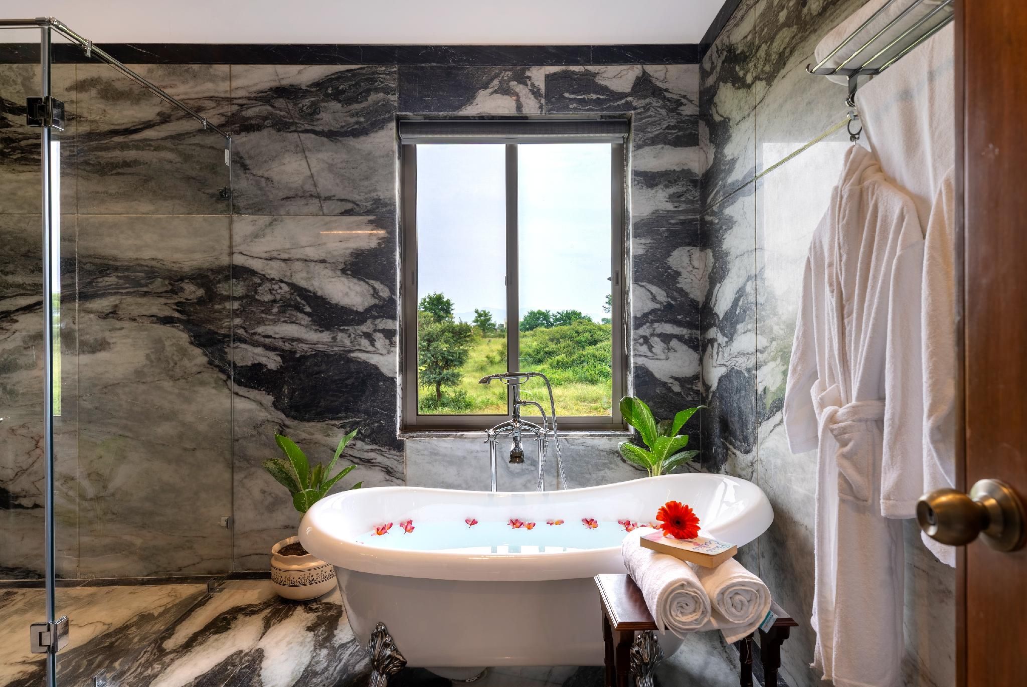 Dilip Niwas Luxe Stay Suite with Bathtub 3
