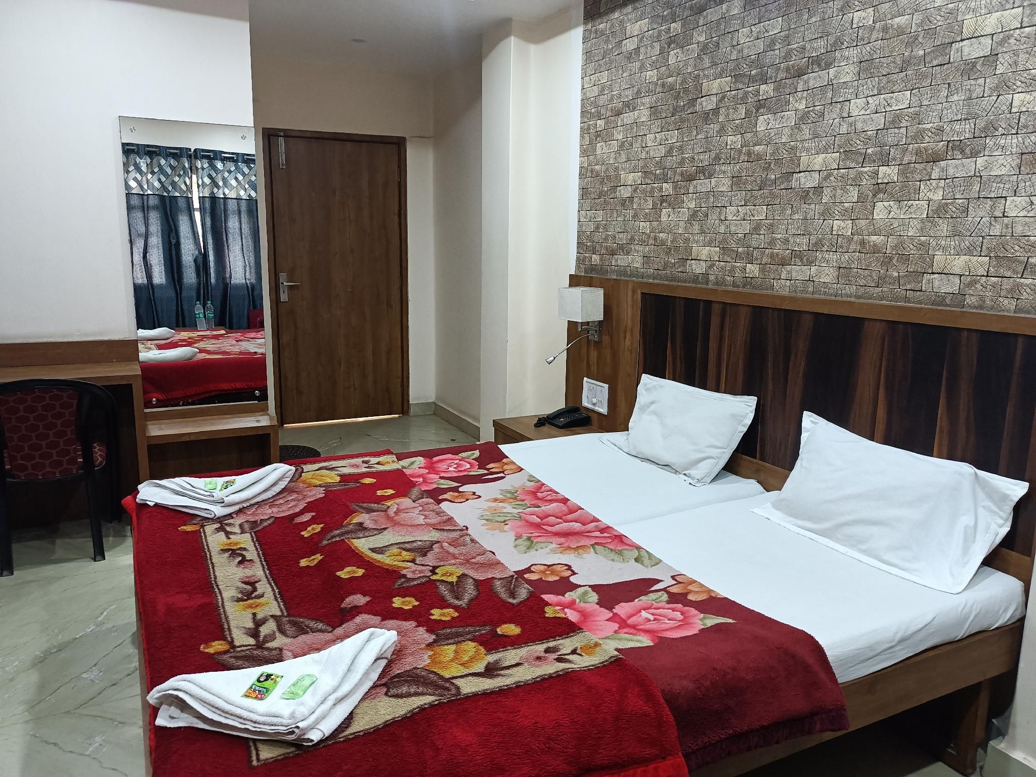 HOTEL GEETANJALI BY ROH Deluxe Double Non-AC Room with Ensuite Bathroom 2