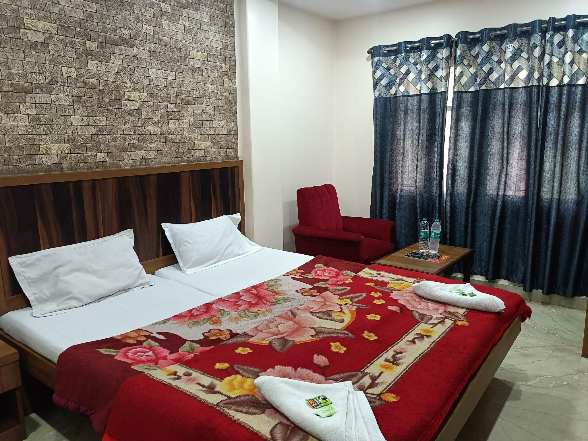 HOTEL GEETANJALI BY ROH Deluxe Double Non-AC Room with Ensuite Bathroom