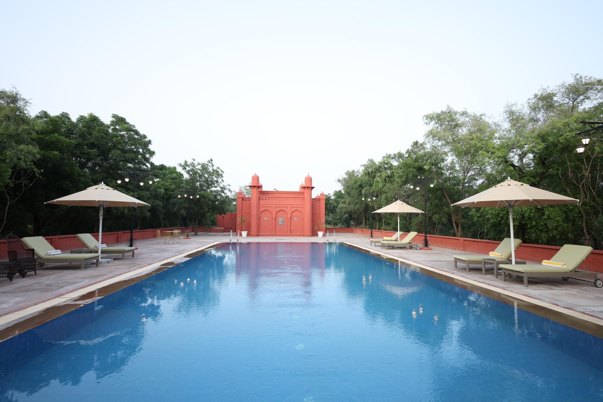 Swimming pool [outdoor]