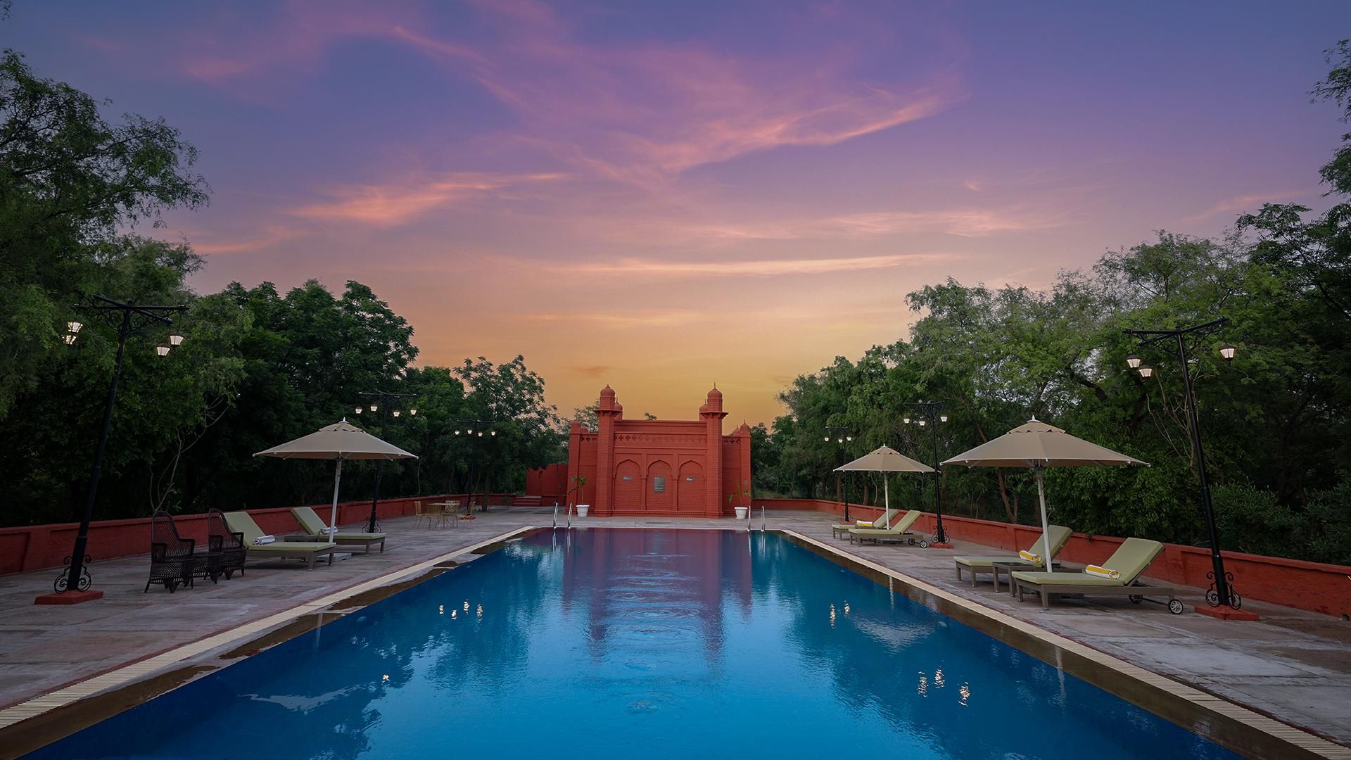 Swimming pool [outdoor]