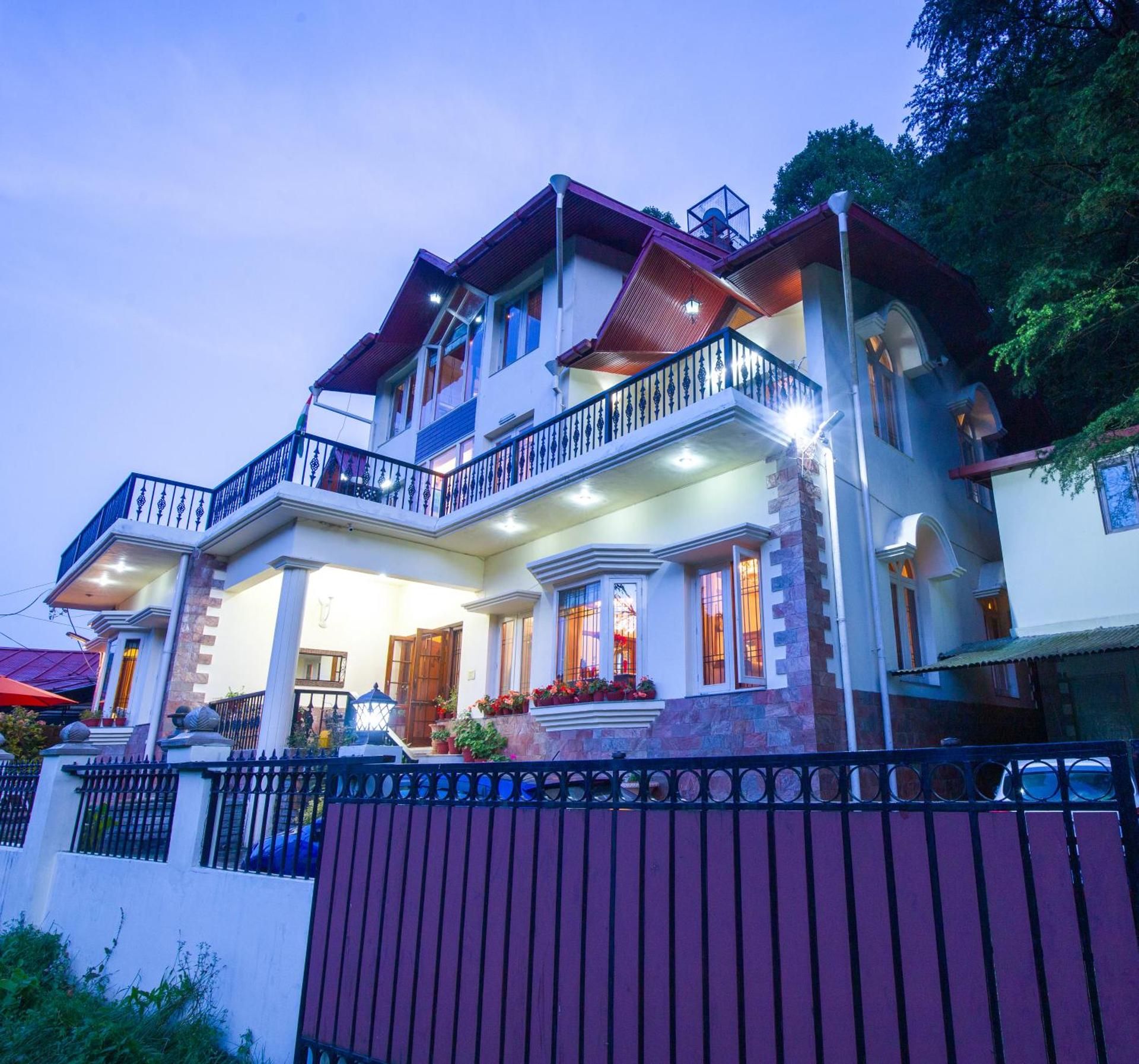 ELIVAAS 3BHK with Entertainment lounge - TheMeadow