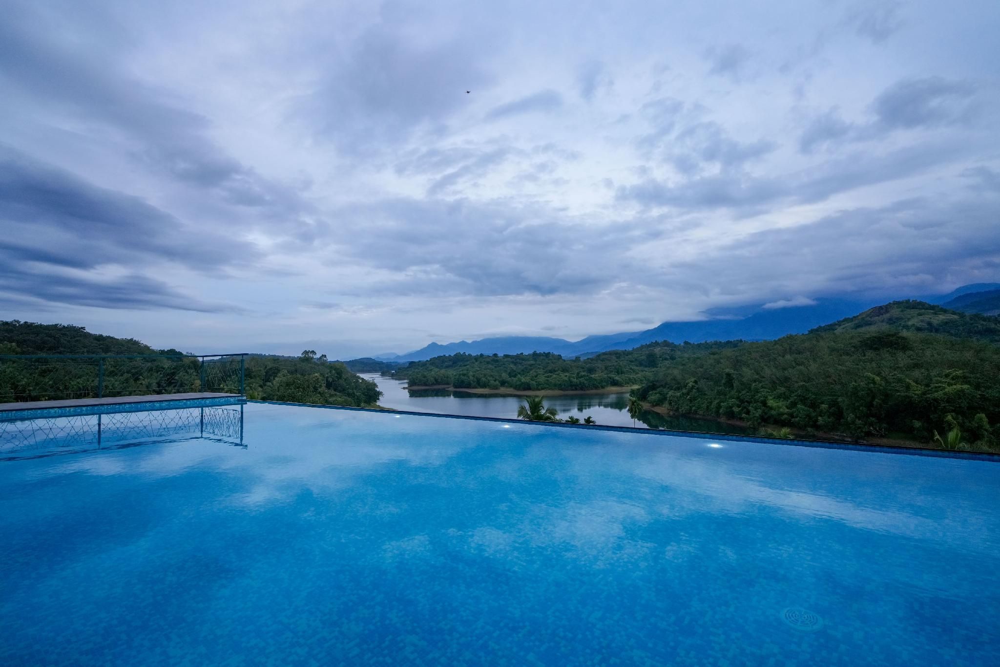 Swimming pool [outdoor]