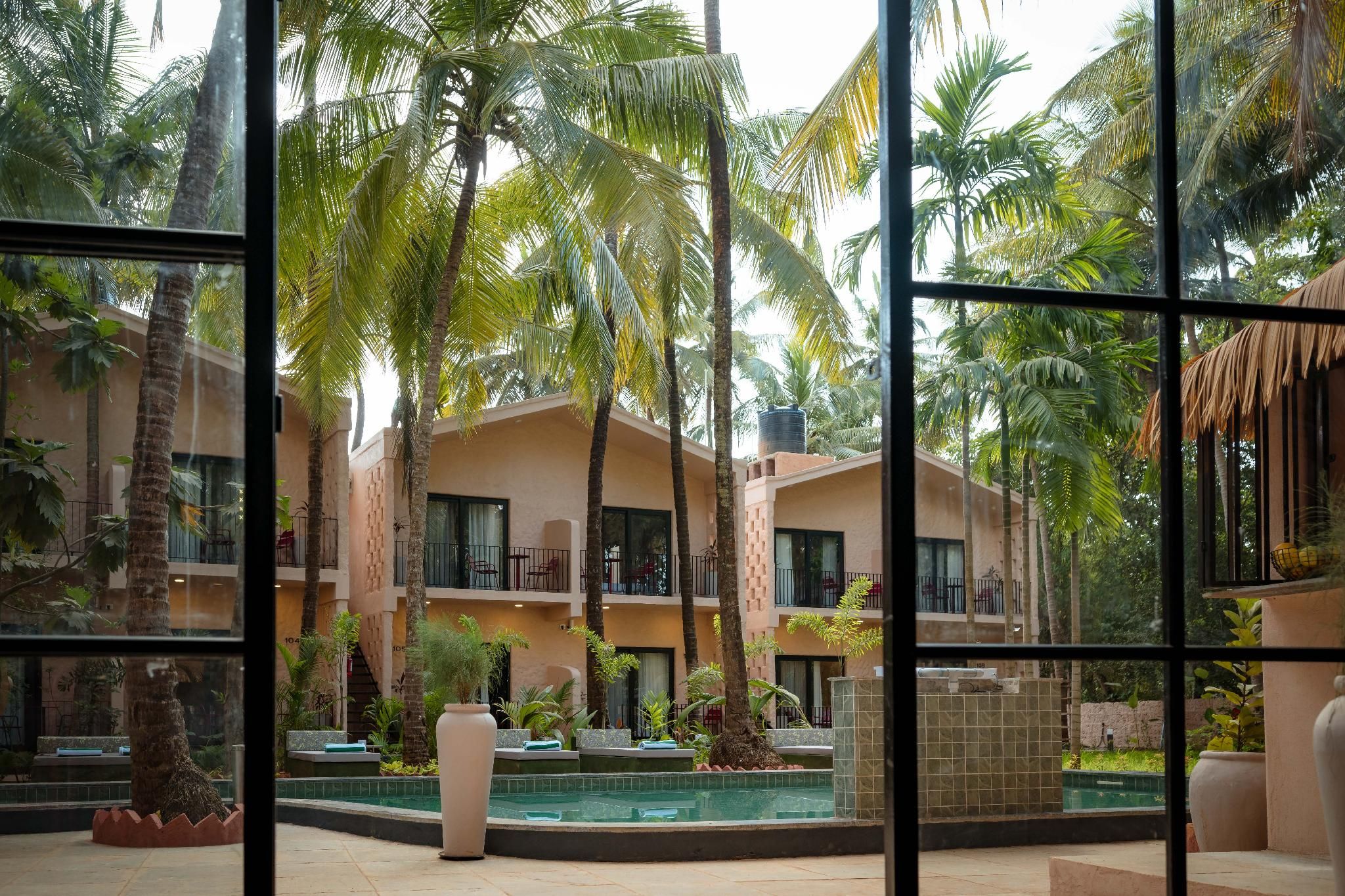 Swimming pool [outdoor]