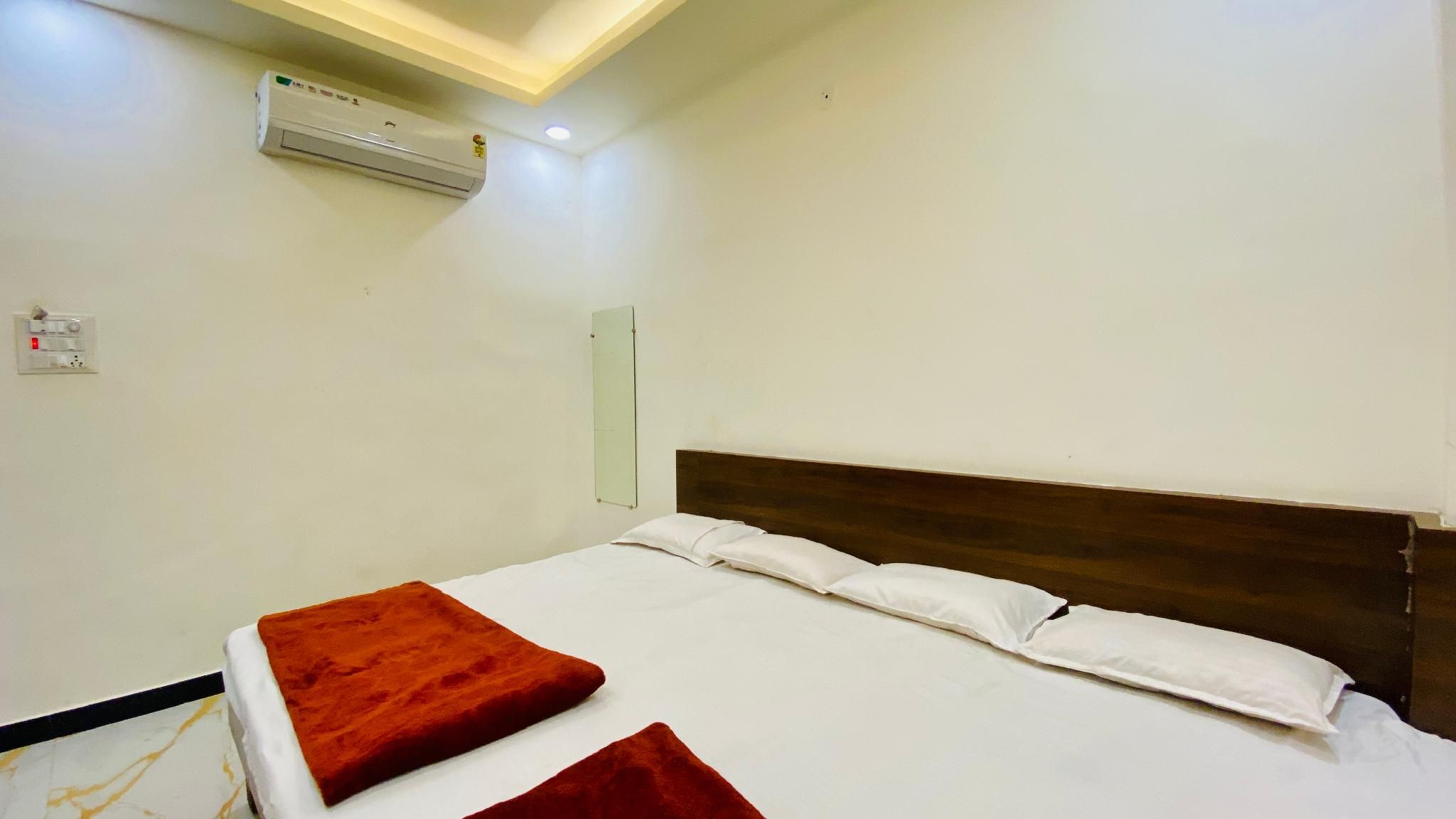 Hotel Shree Gajanand Palace Triple Bed - AC Room 2