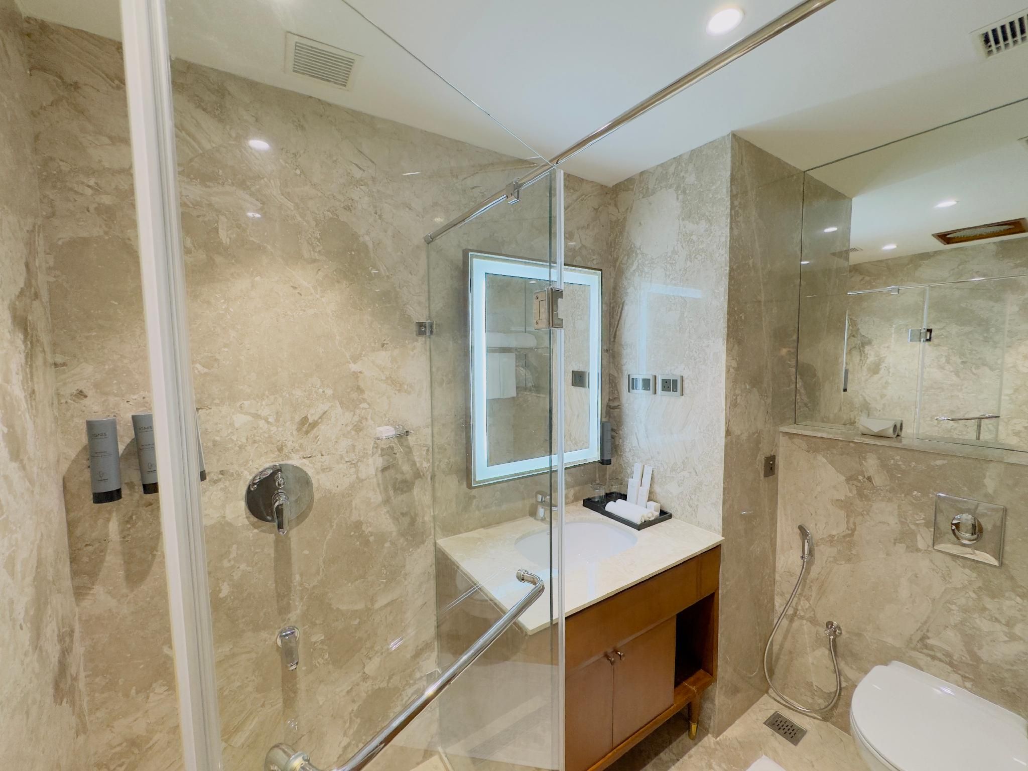 Gokulam Grand Kozhikode Deluxe Double or Twin 3