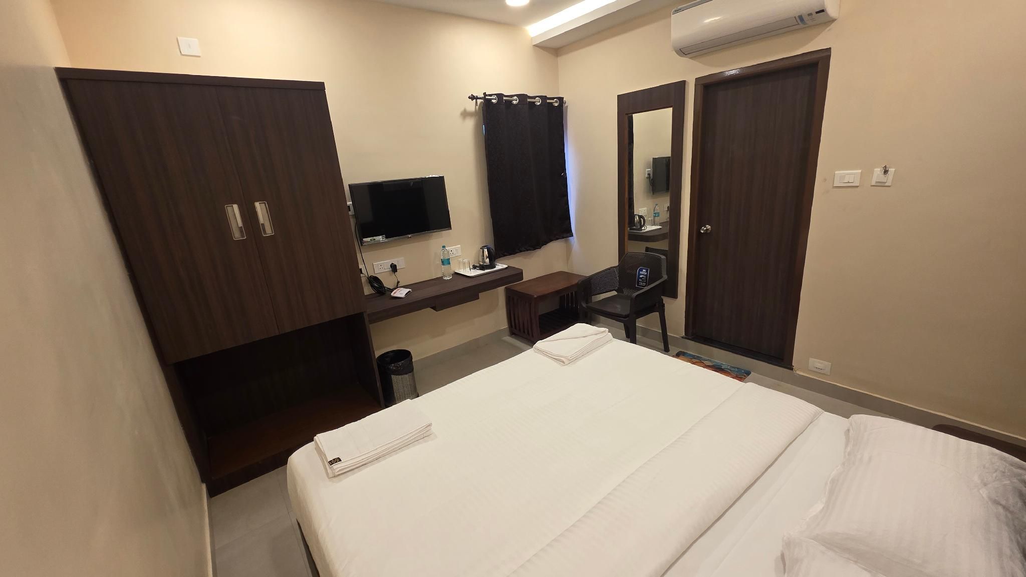 SRI SELVAAS INN Deluxe Double or Twin 2