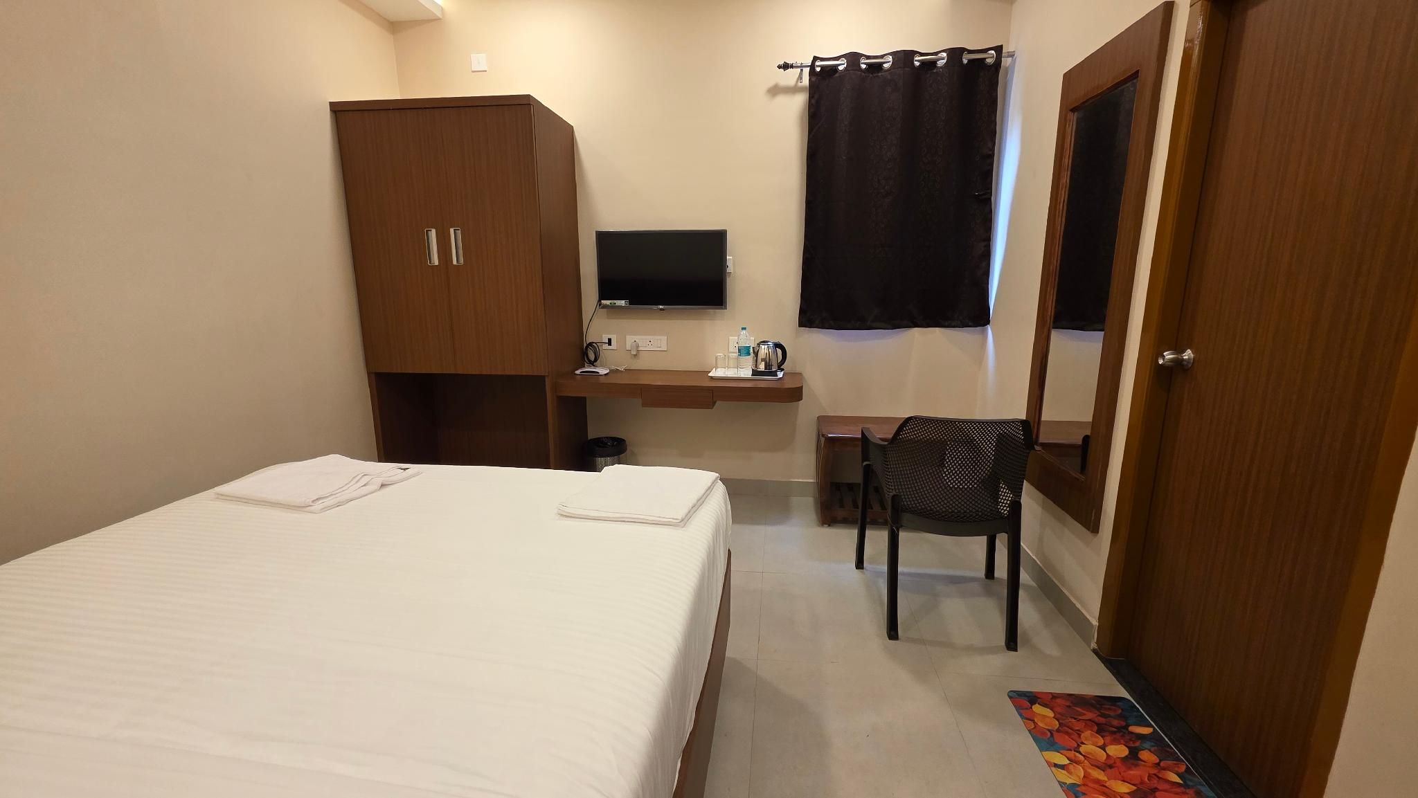SRI SELVAAS INN Deluxe Double or Twin