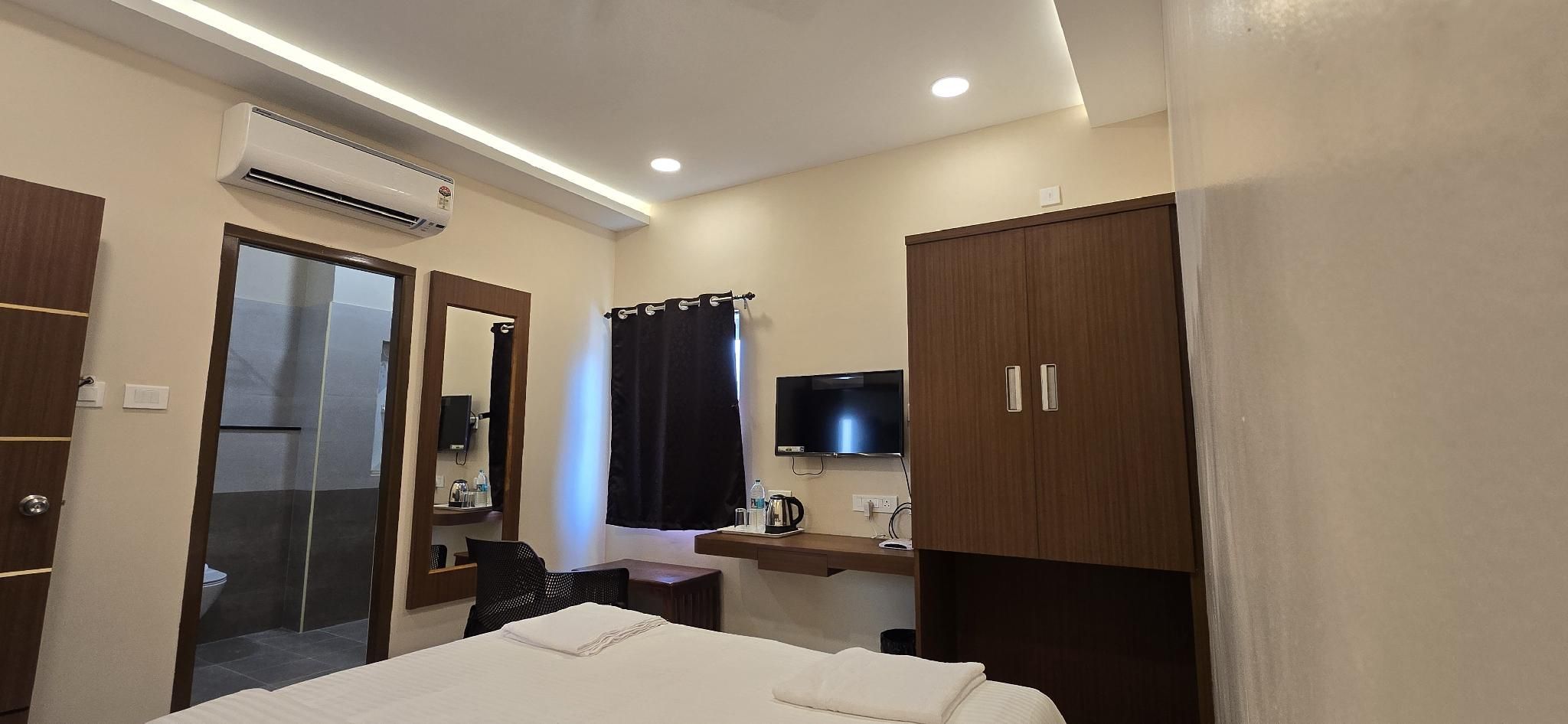 SRI SELVAAS INN Deluxe Double or Twin 3