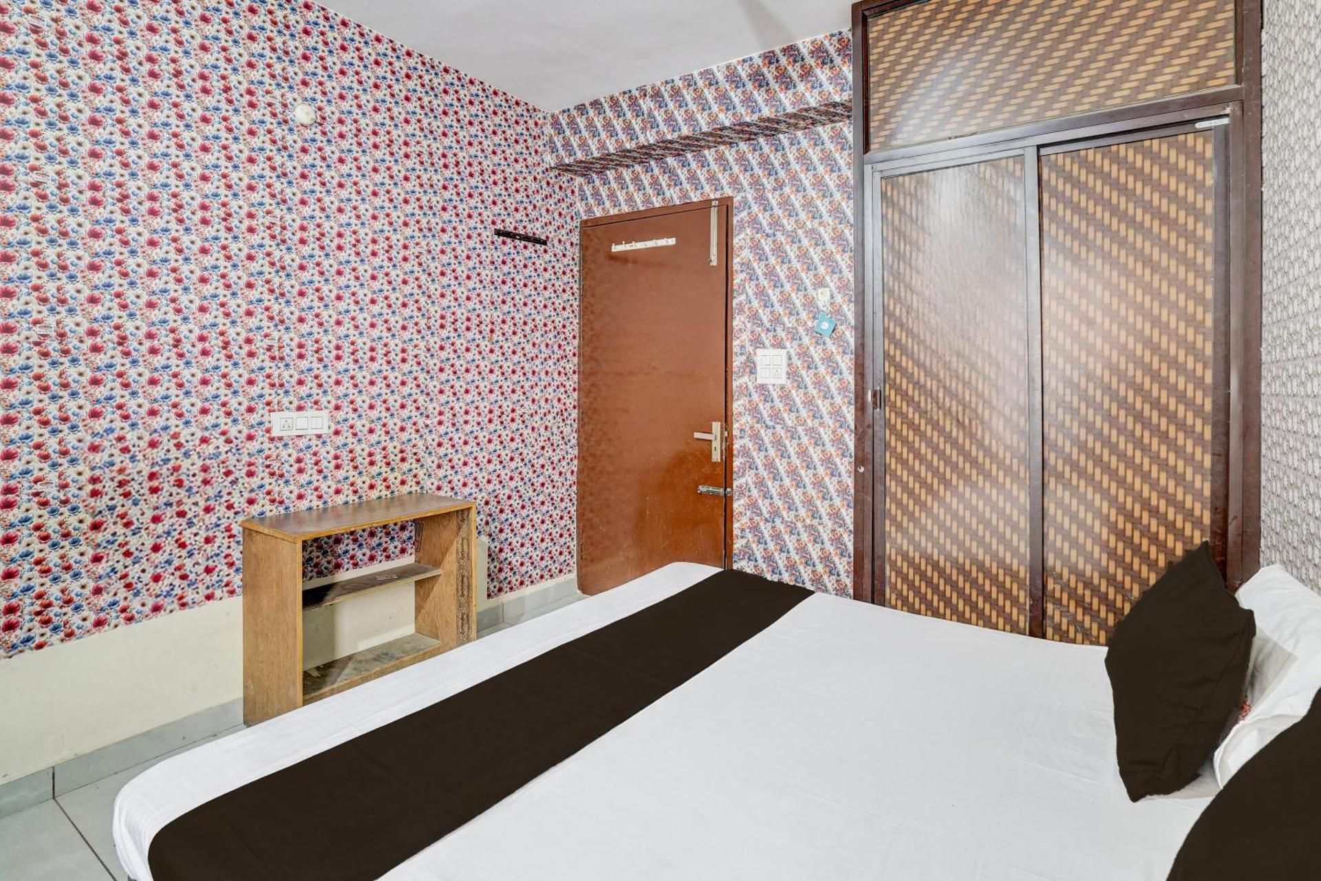 SPOT ON Fresh Stay Hotel Triple Room with Bathroom