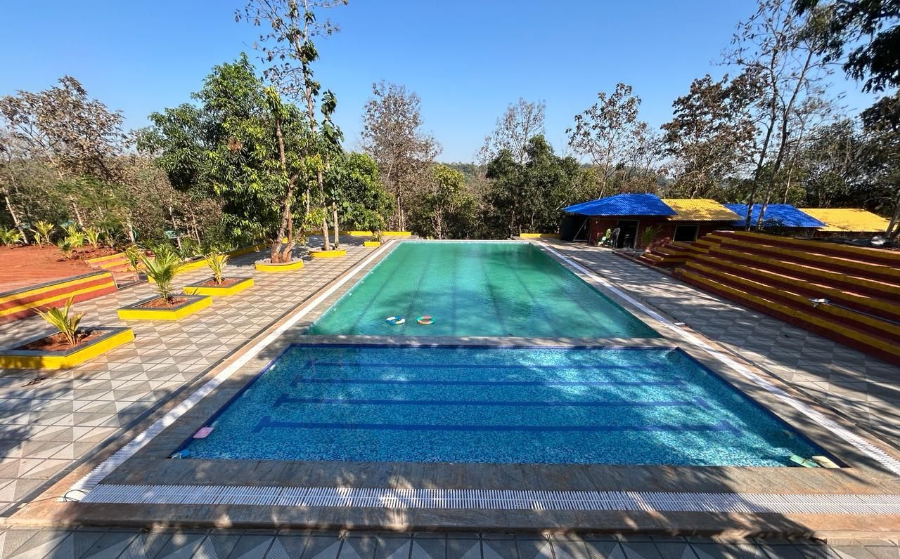 Swimming pool [outdoor]