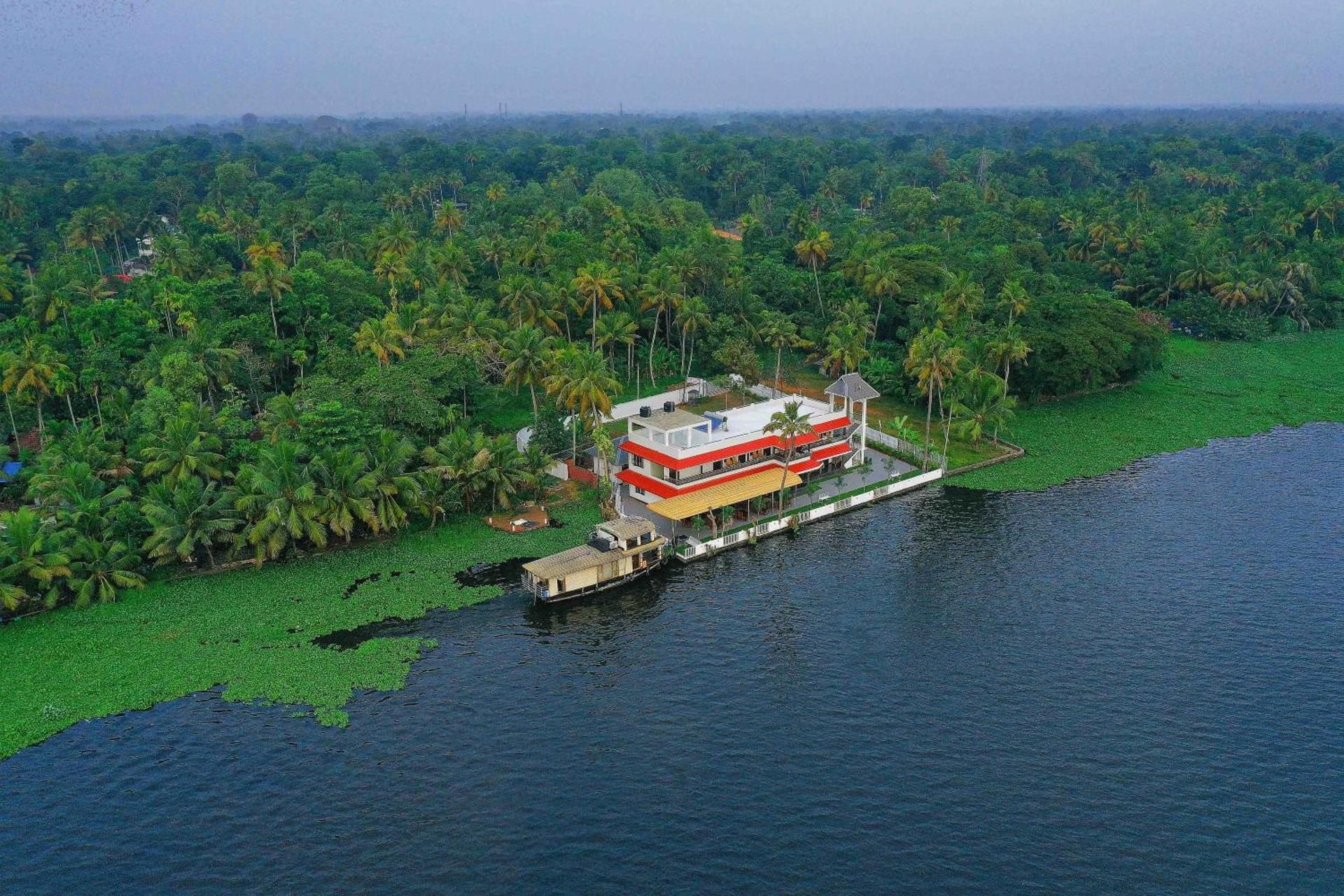 Vembanad Village backwater Resort by EGH