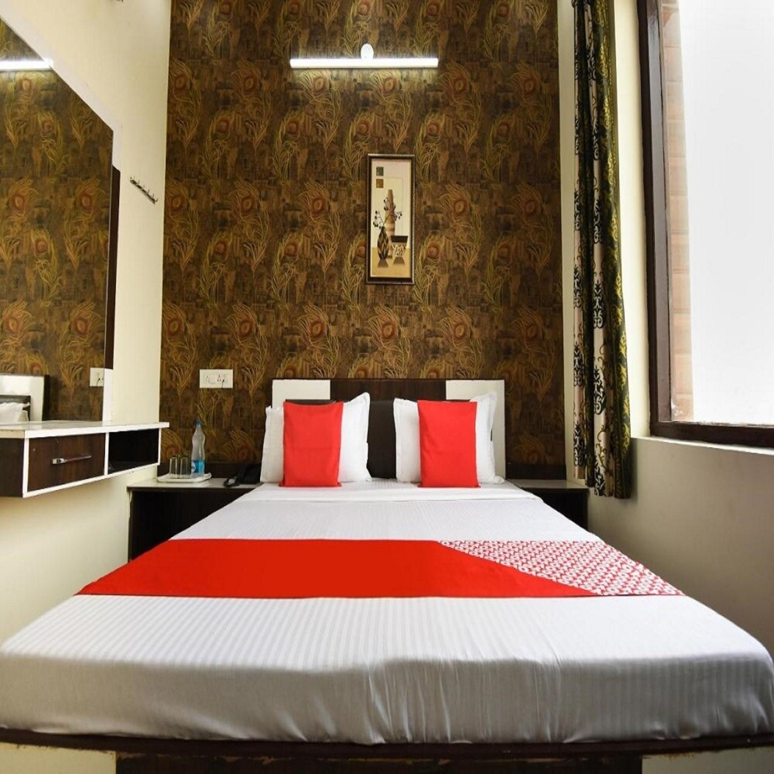   Goroomgo Broadway Amritsar  Deluxe Double Bed AC Room  2