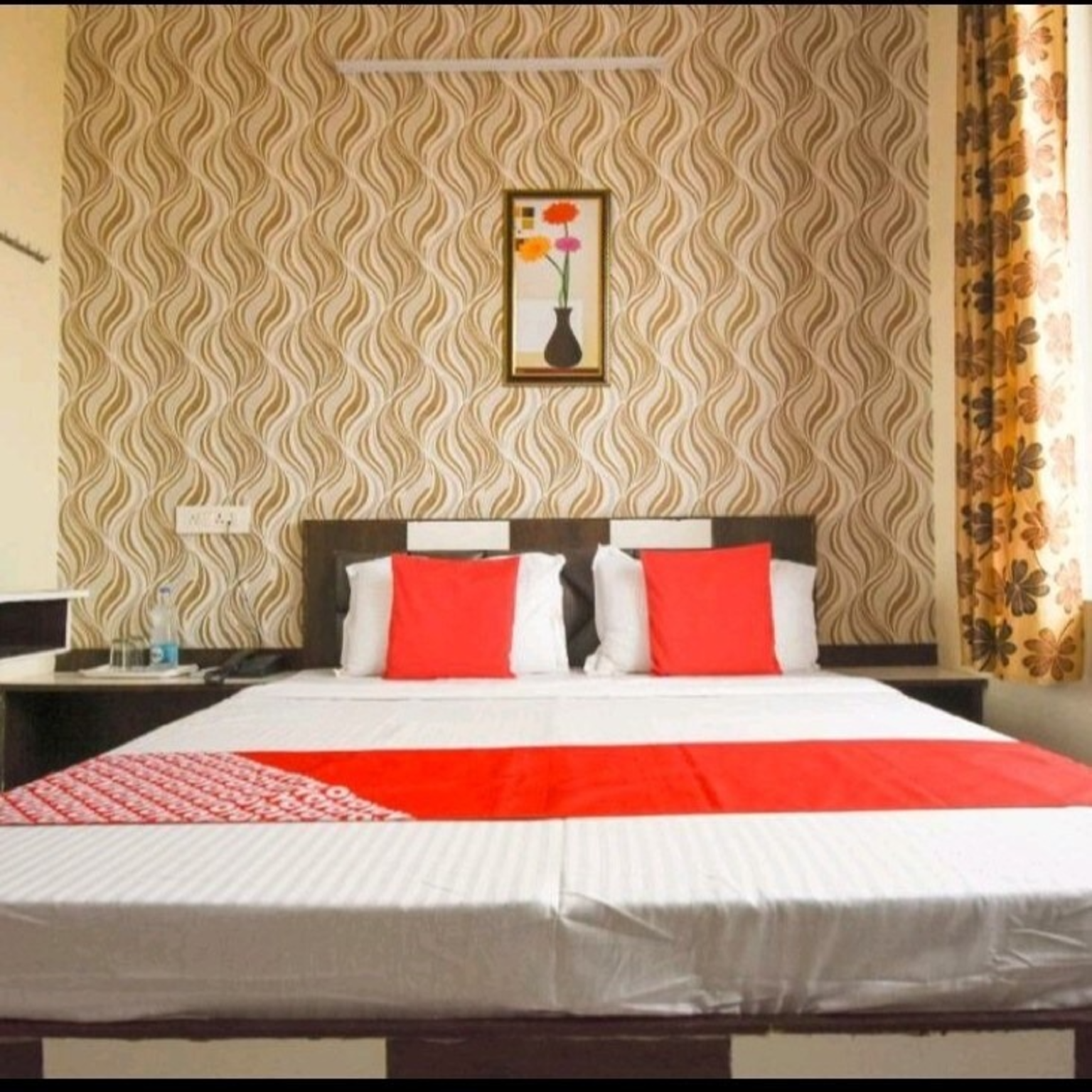   Goroomgo Broadway Amritsar  Deluxe Double Bed AC Room  3