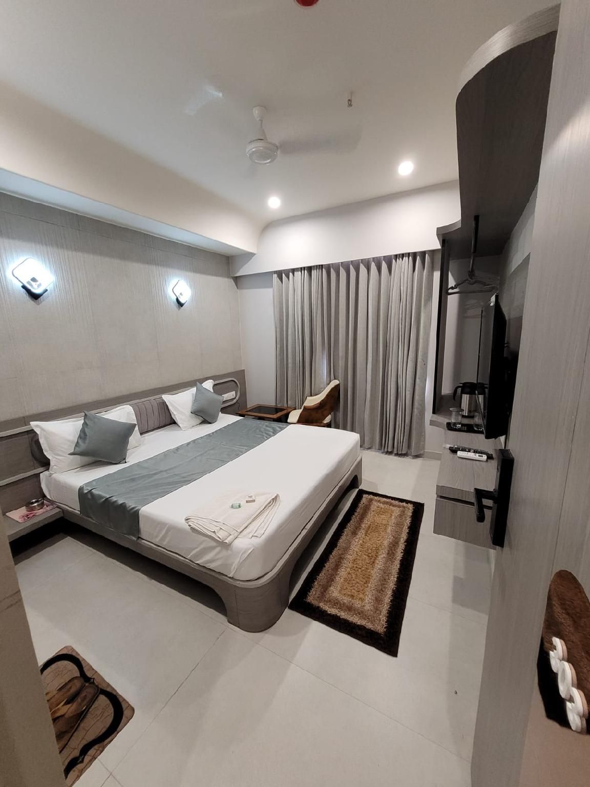 The Royal Era Hotel Deluxe Room