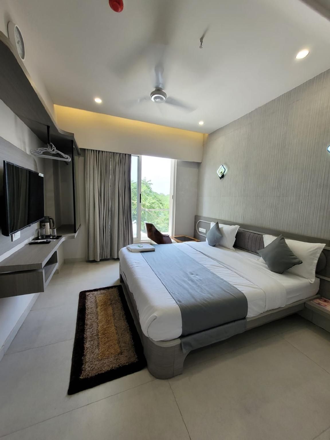 The Royal Era Hotel Deluxe Room 2