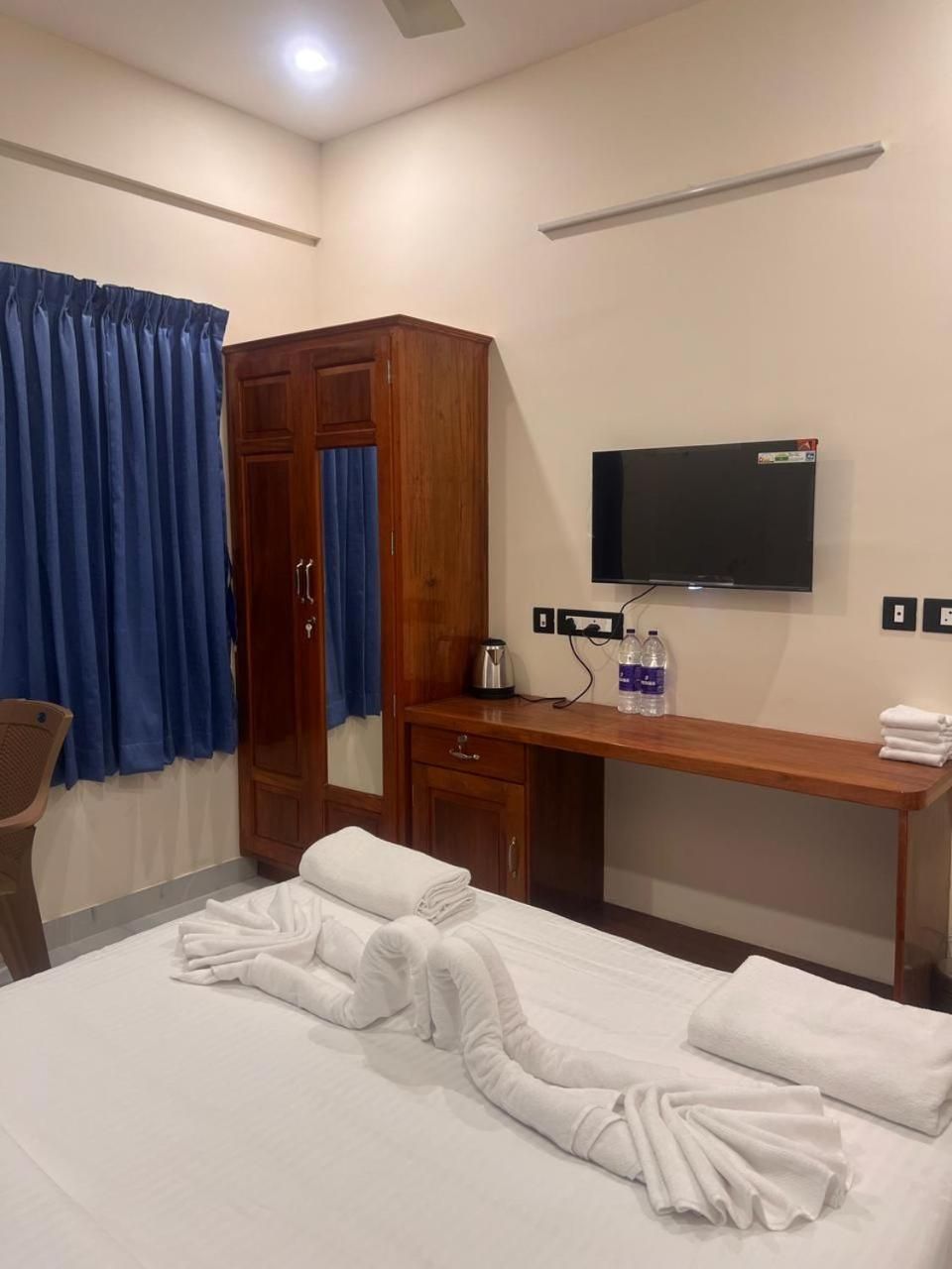 Vallimony Luxury Stays- Padmanabhaswamy temple Double Room 3