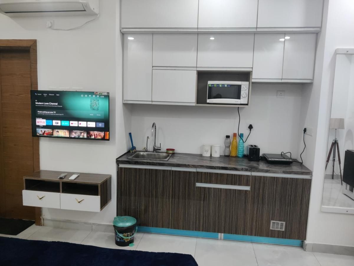 Minimalistic High Rise Stay-Couple Friendly Studio Apartment 6