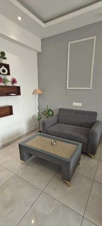 Minimalistic High Rise Stay-Couple Friendly