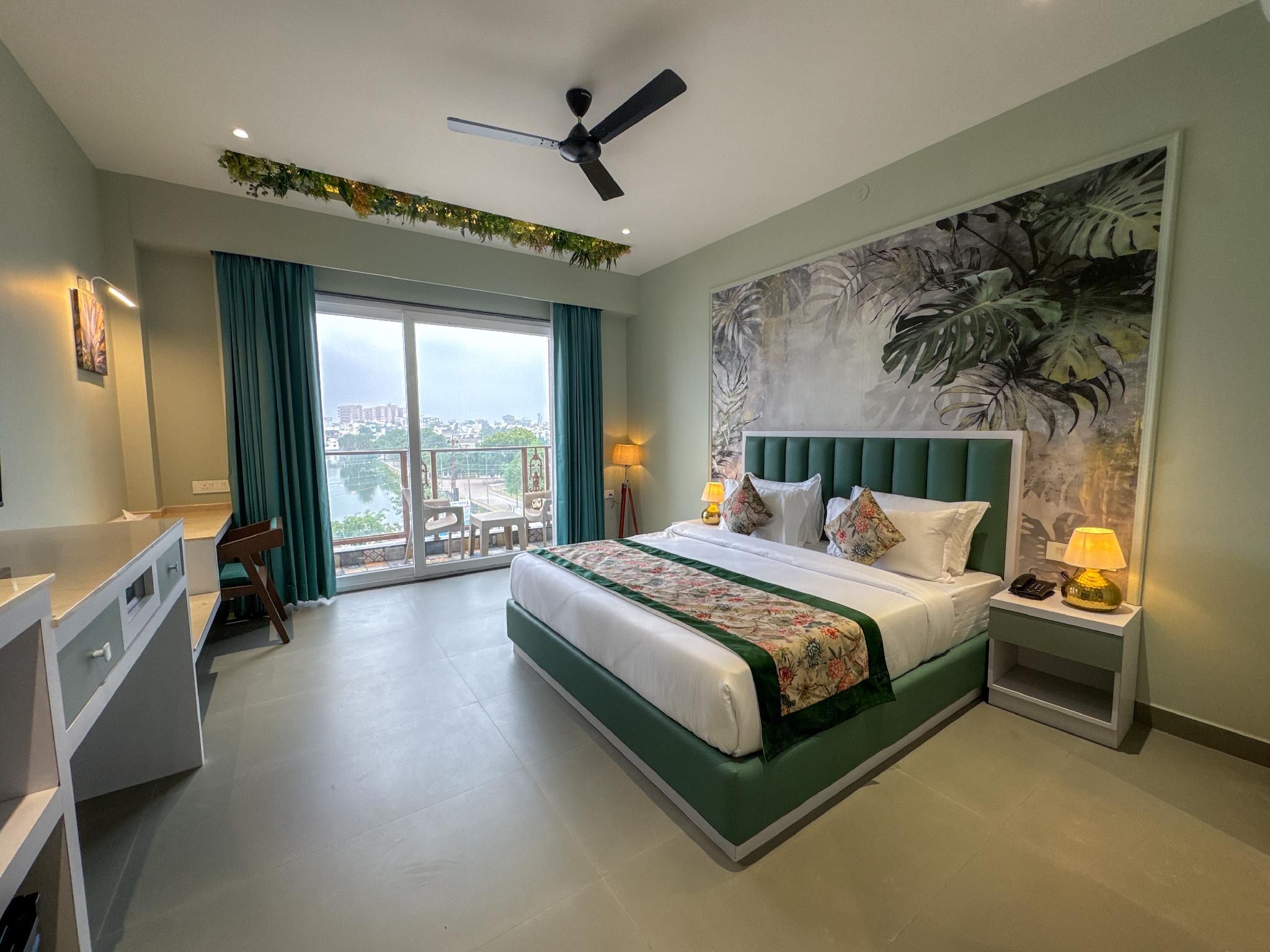 Luxury Lake View Room with Balcony