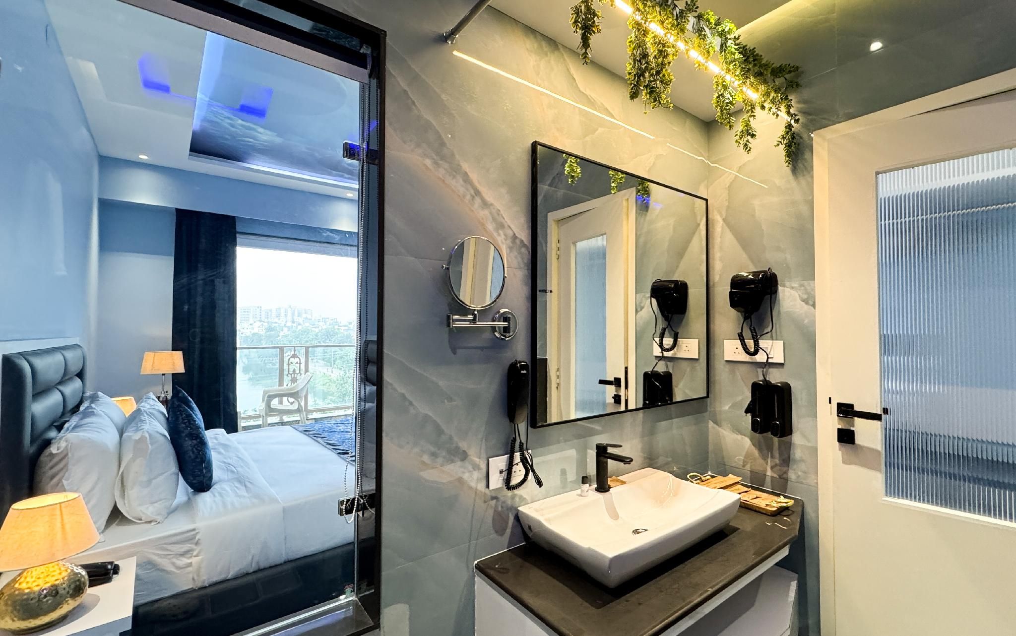 Luxury Lake View Room with Balcony