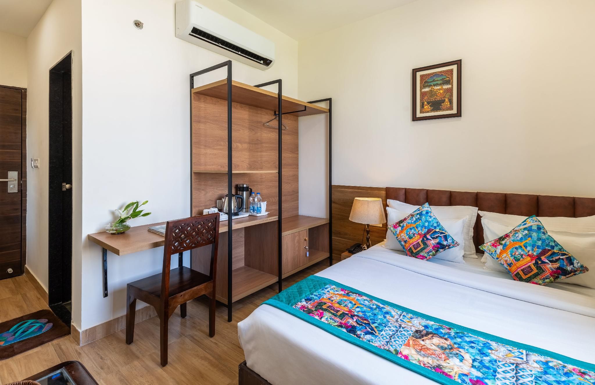 Hotel De Glance - Udaipuri Restaurant I Terrace Swimming pool I Banquet Deluxe Queen Room