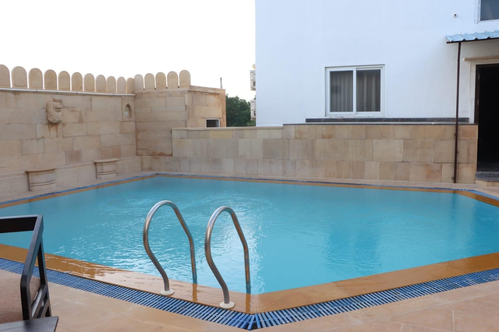 Swimming pool [outdoor]