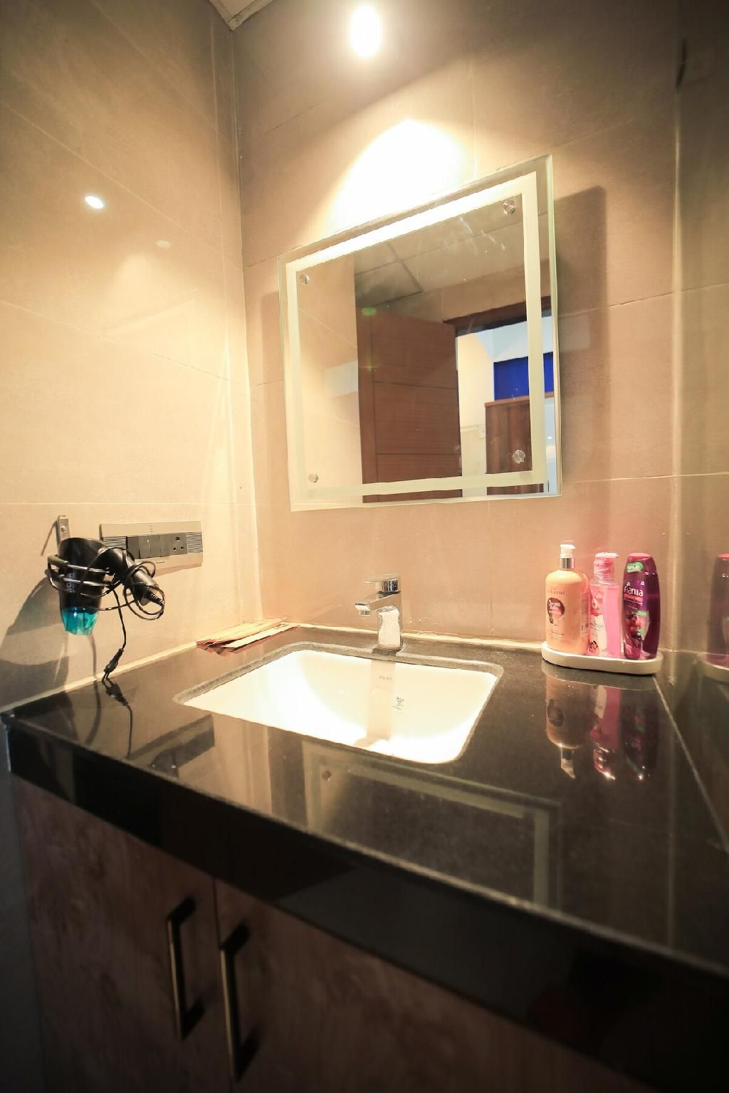 Independent & Cleanest AC Stay in Gomti Nagar