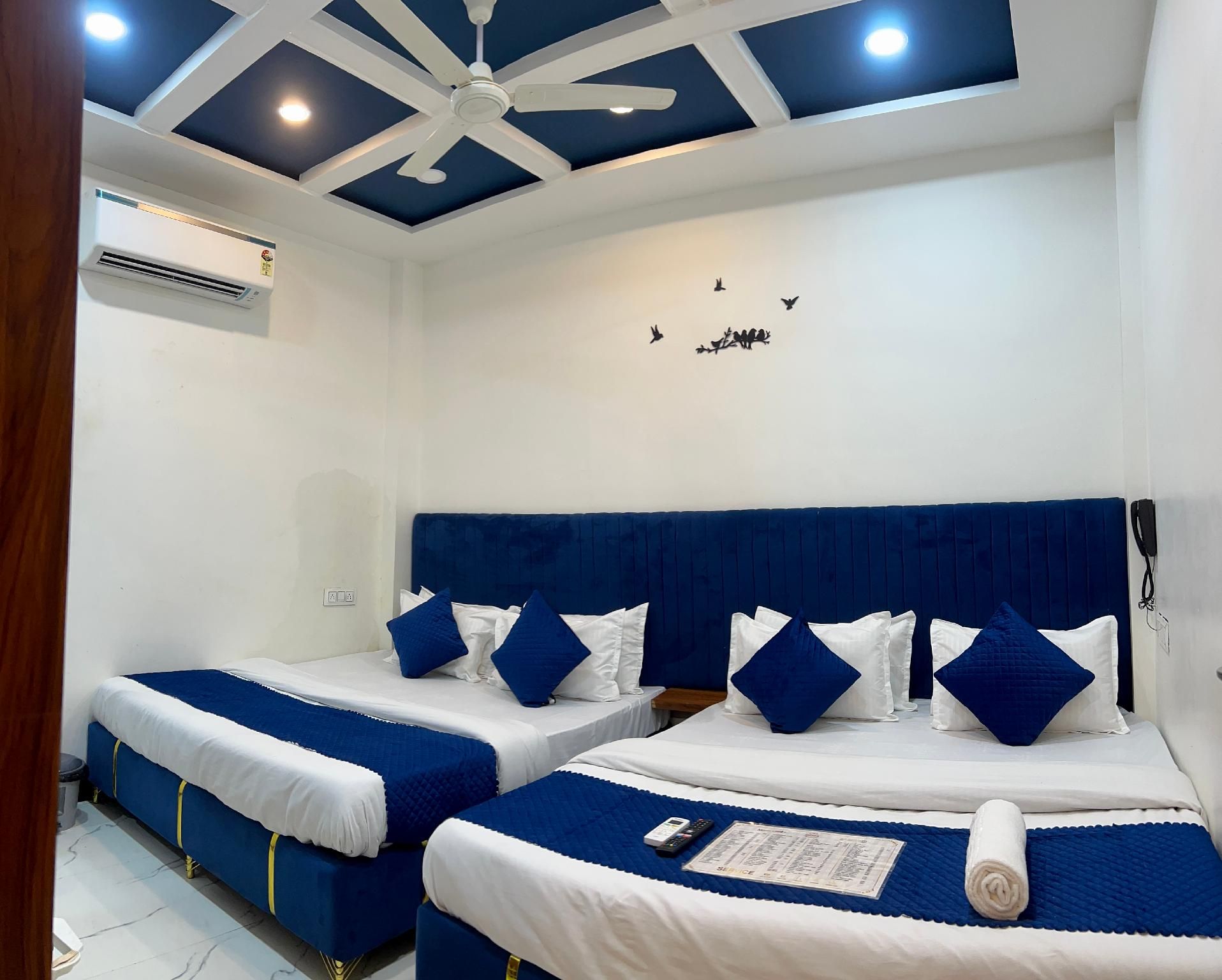 Hotel Shree Luxury Quadruple Room 2