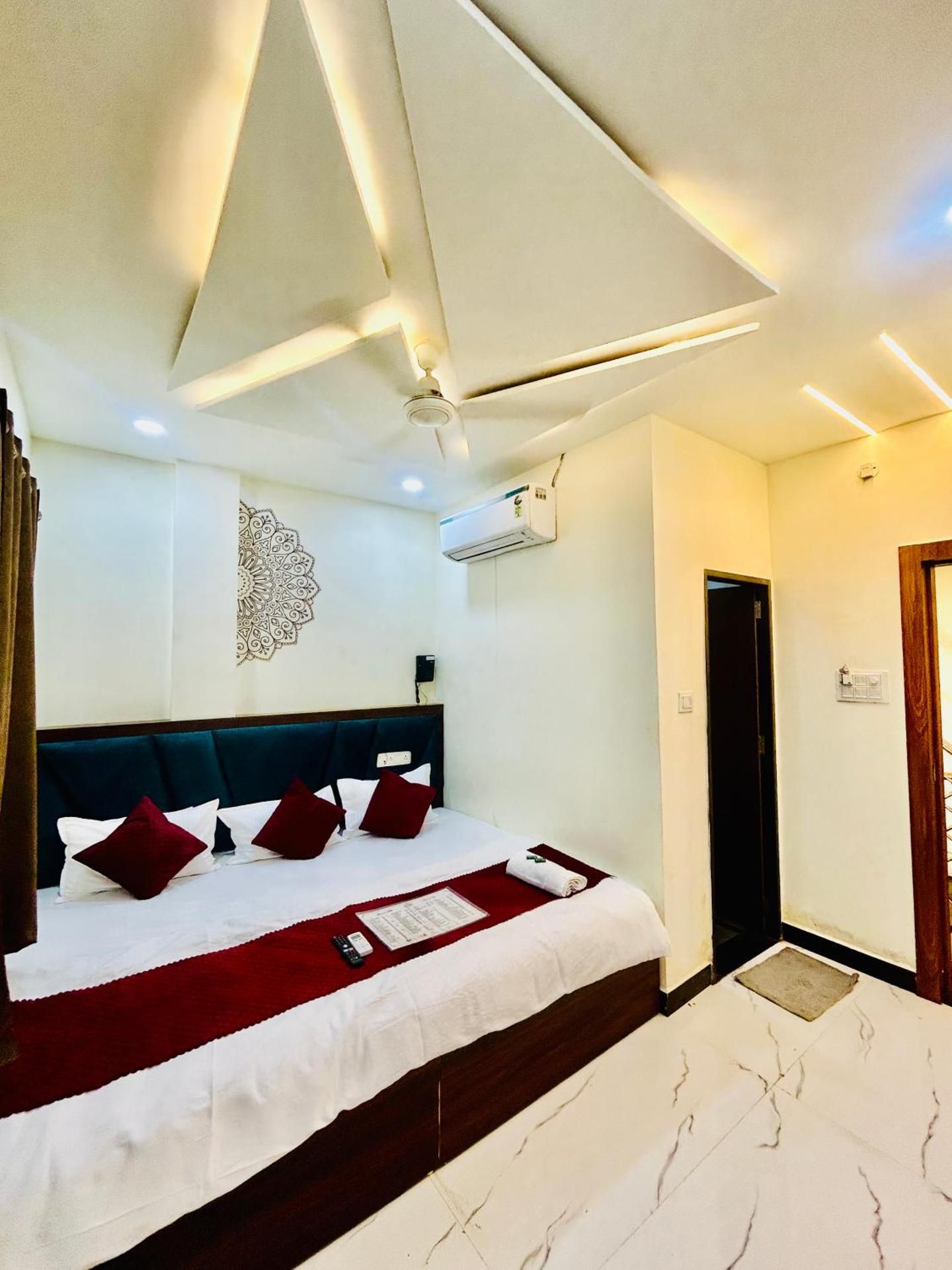 Hotel Shree Deluxe Triple 2