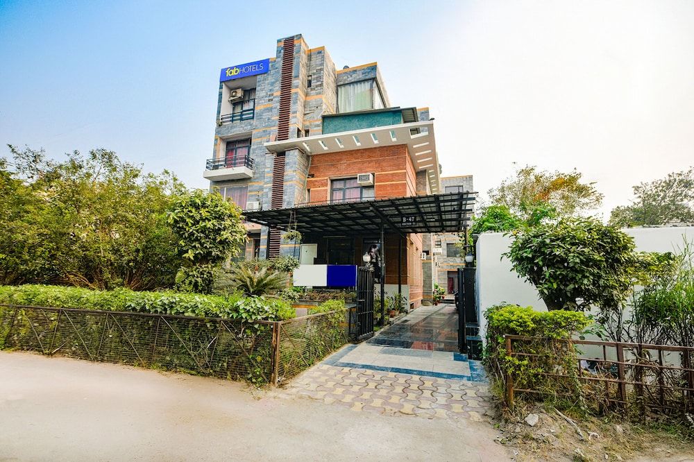 FabHotel The White Orchid - Nr Noida Sector 16 Metro Station Noida