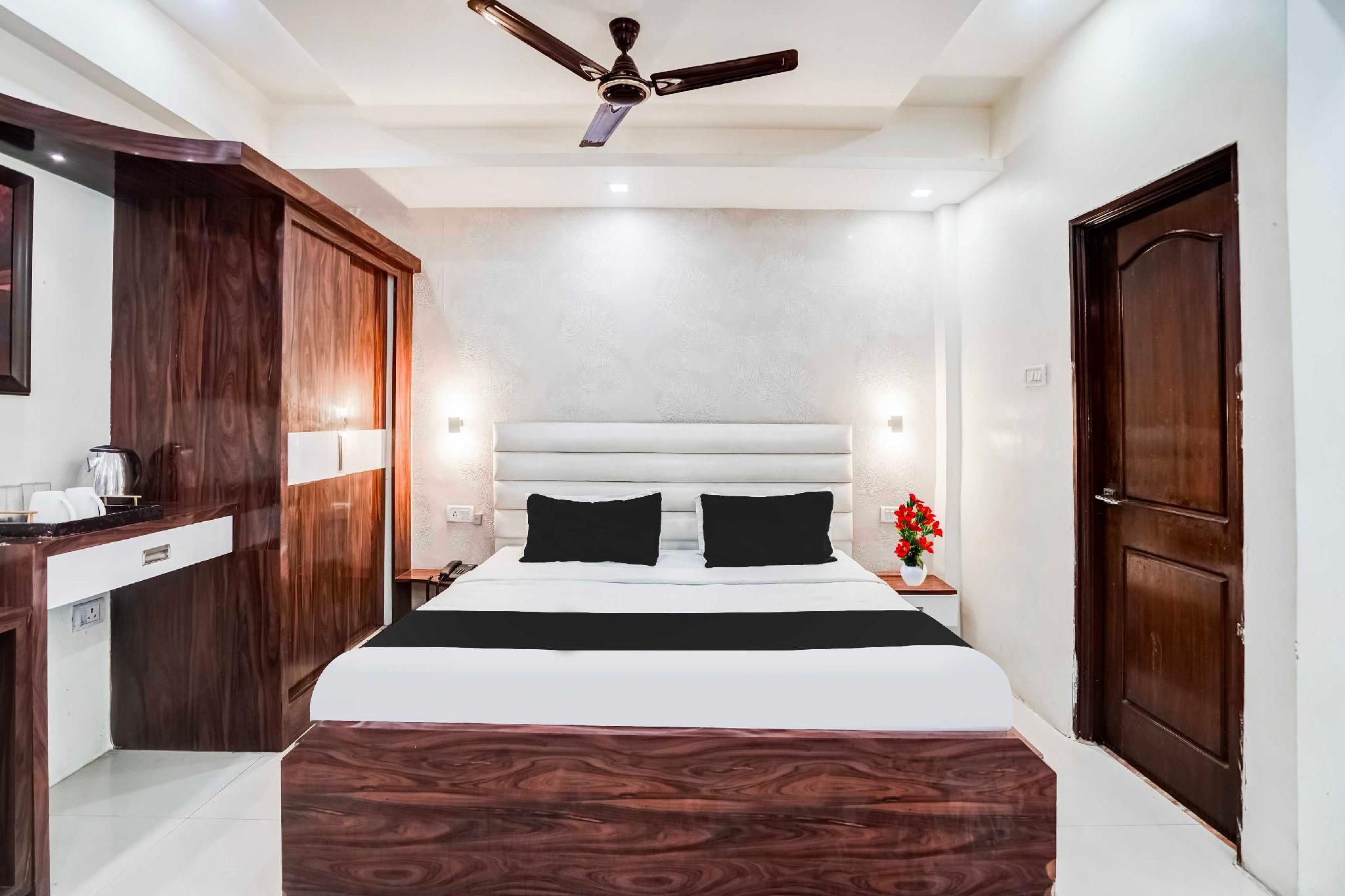 Collection O Lucknow Vrindavan Yojna Bus Stand Standard Double Room