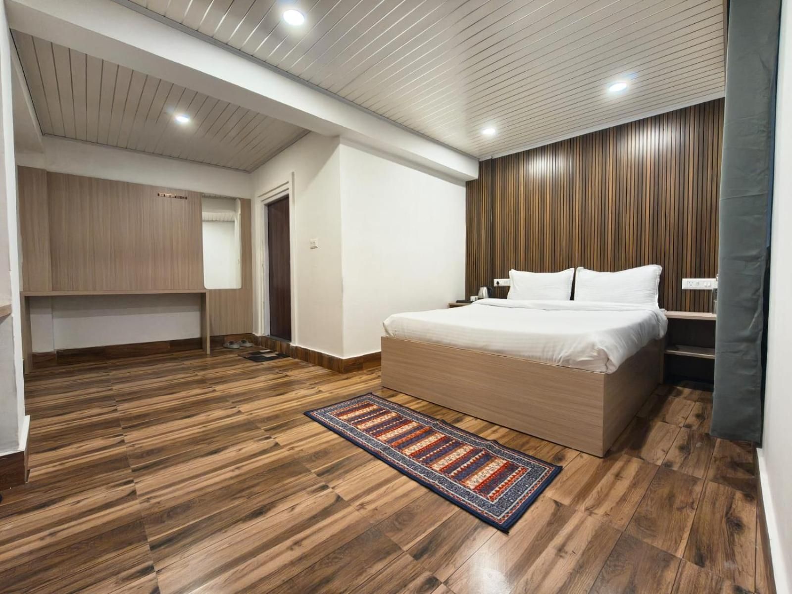 PINEVIEW ESCAPES Deluxe