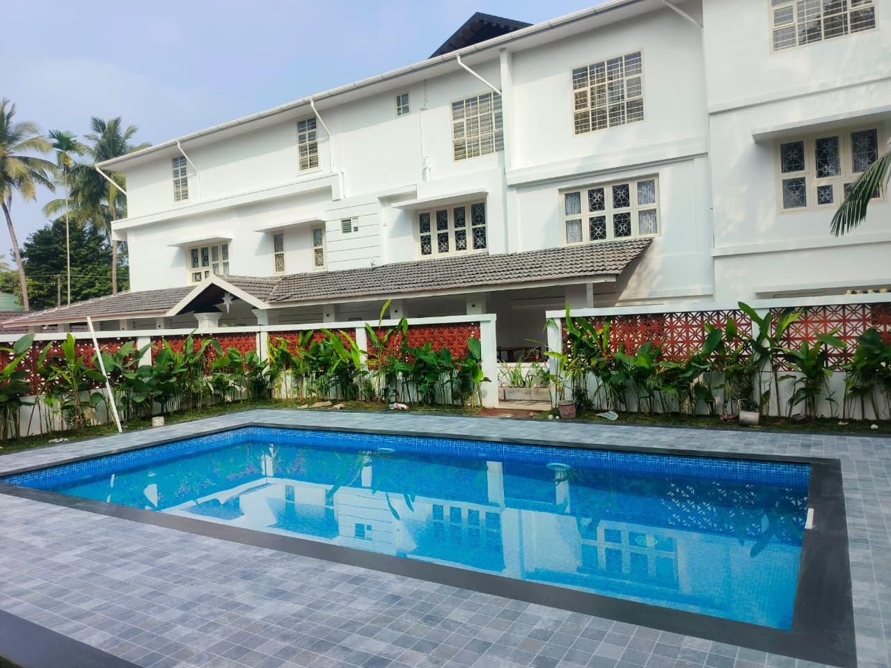 Swimming pool [outdoor]