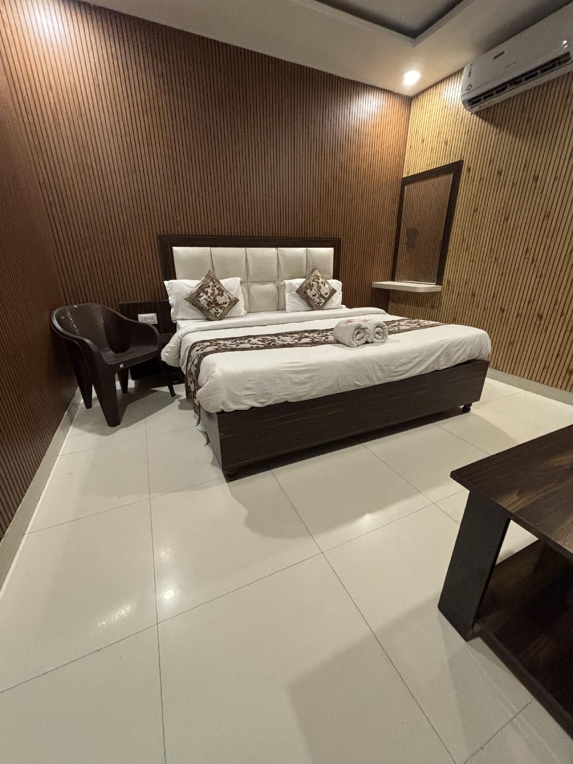 Deluxe Twin Room Type A