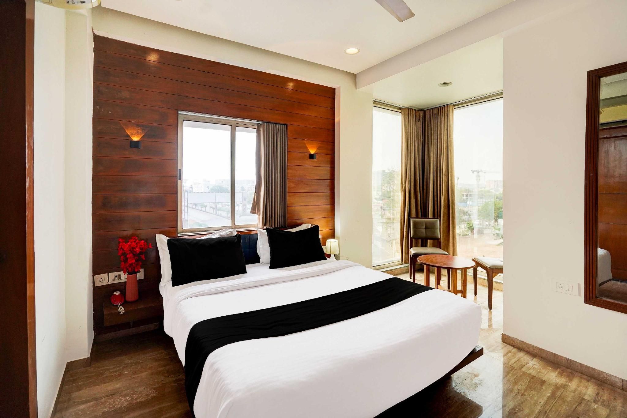 Hotel O International Airport Ahmedabad Classic Triple Room 4