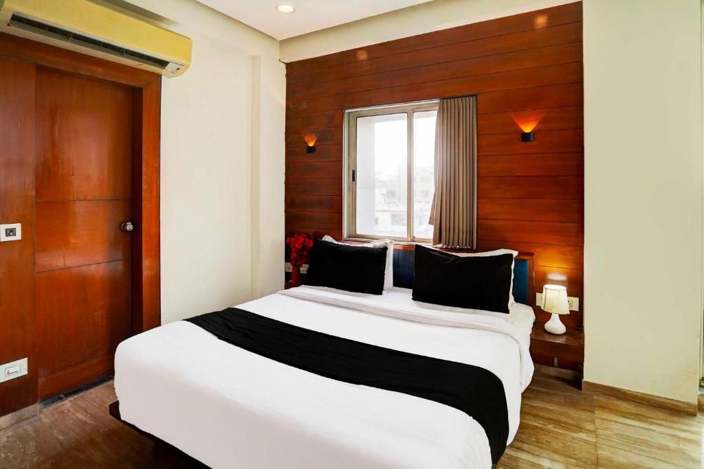 Hotel O International Airport Ahmedabad Classic Triple Room 2