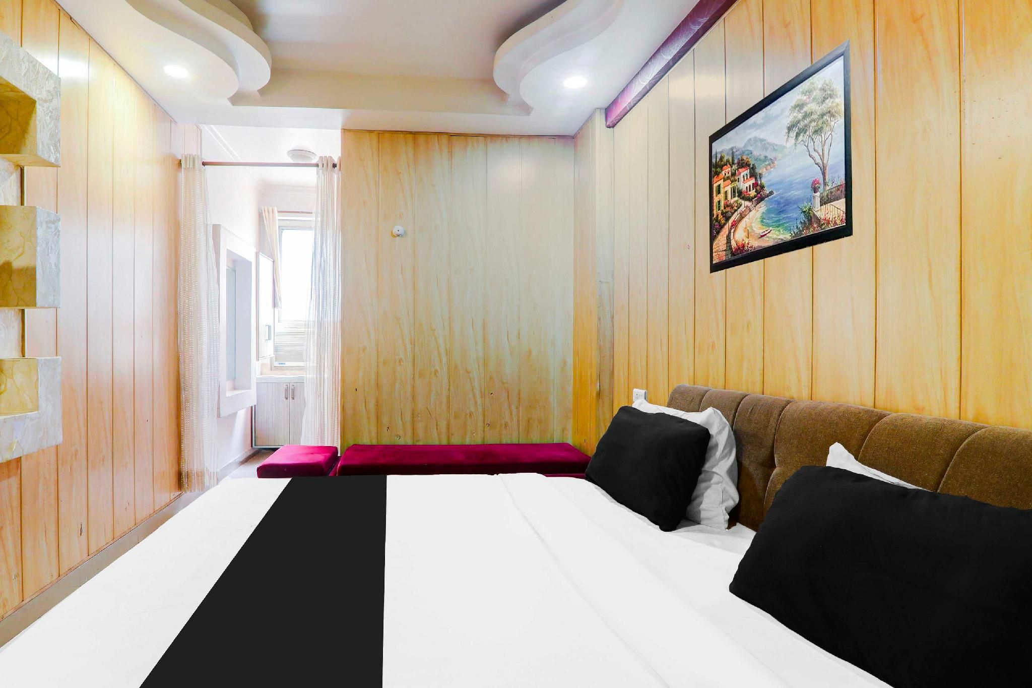 Hotel O Charbagh Classic Triple Room