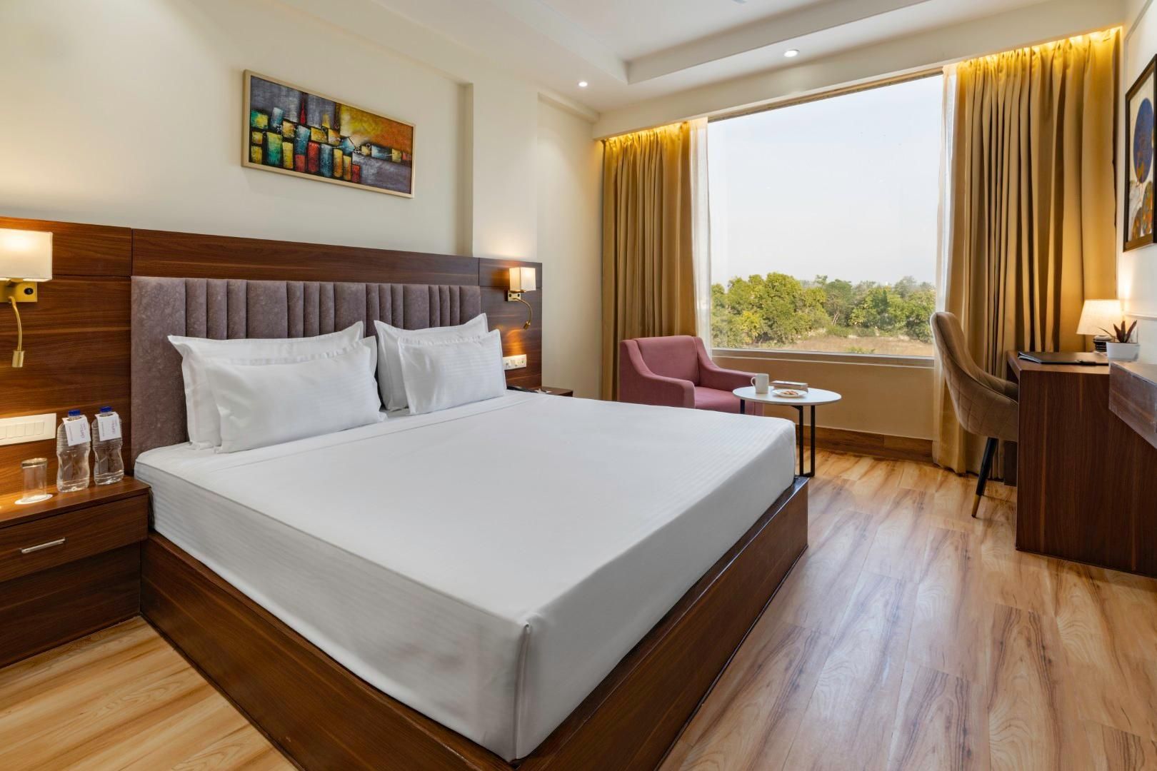 Clarks Inn Suites, Agra Deluxe King