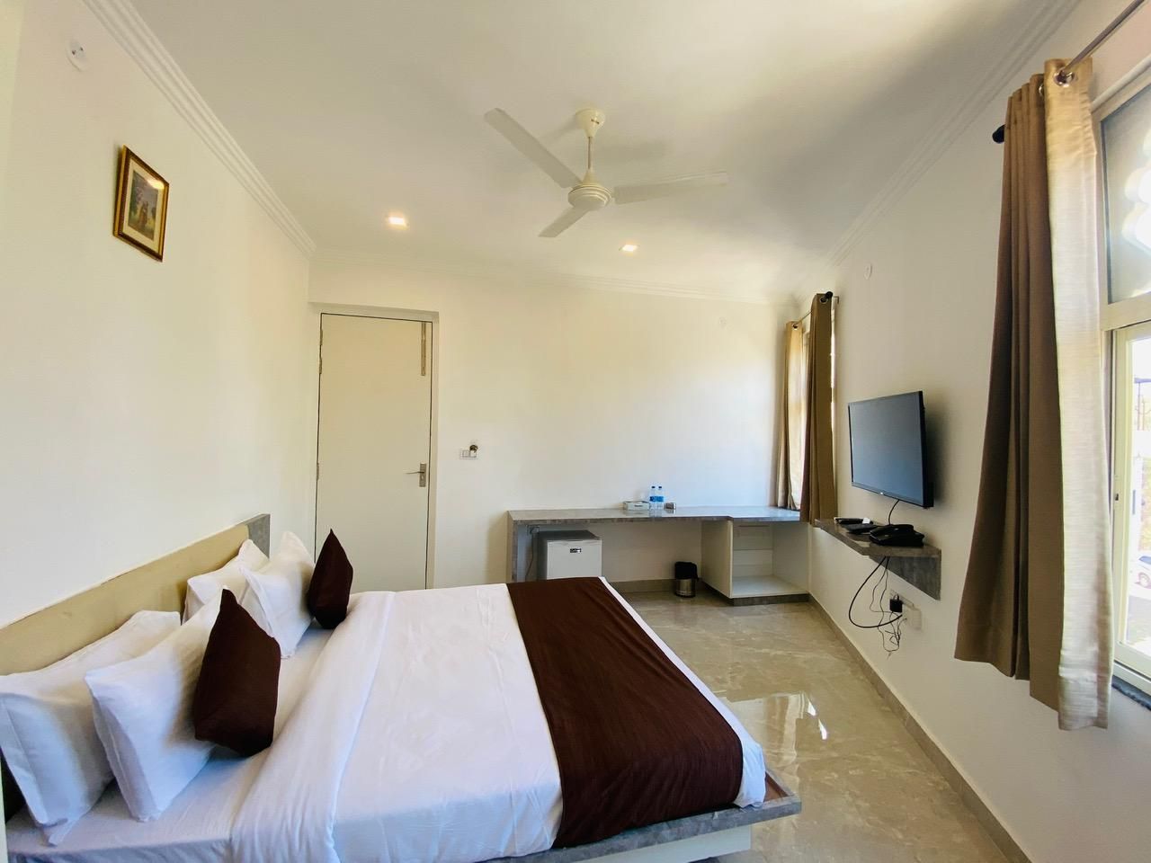 Arryaa Inn Premium Room with King Bed