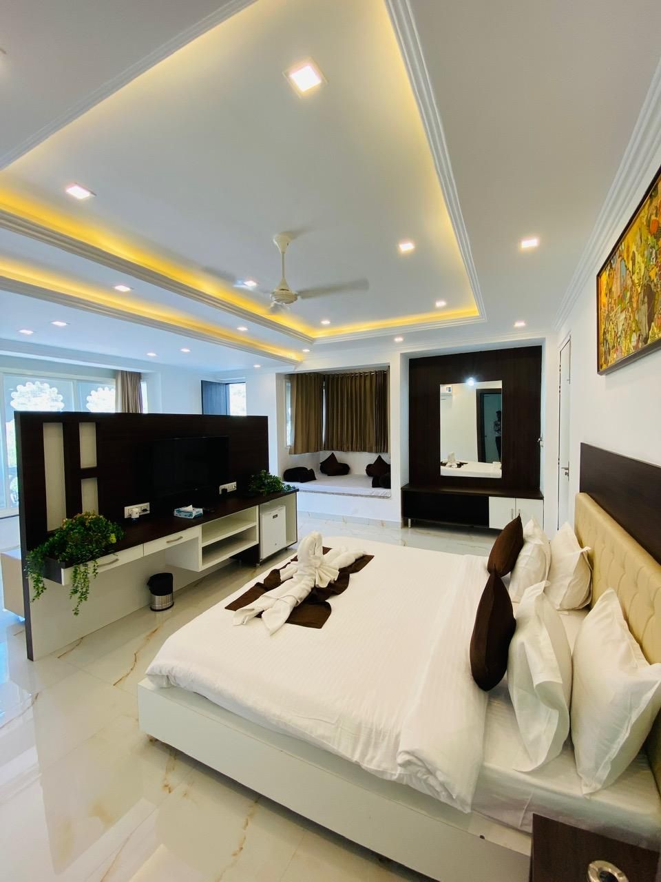 Arryaa Inn Suite Room