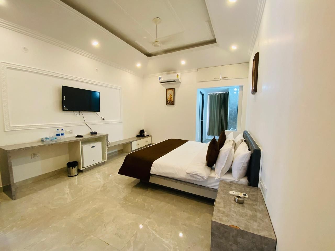 Arryaa Inn Premium Room with King Bed 2