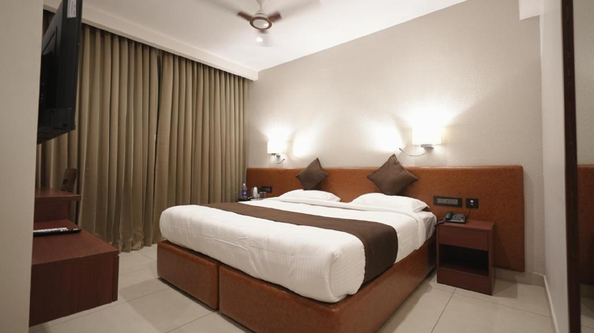 AS Suites Deluxe Double Room