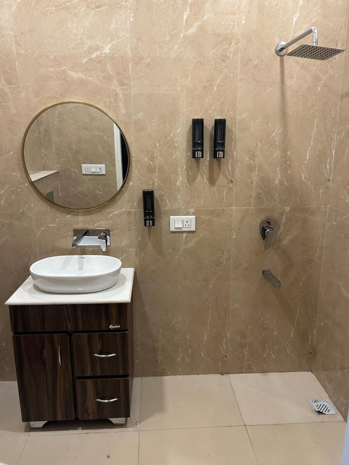 Grand Villa Queen Room 2