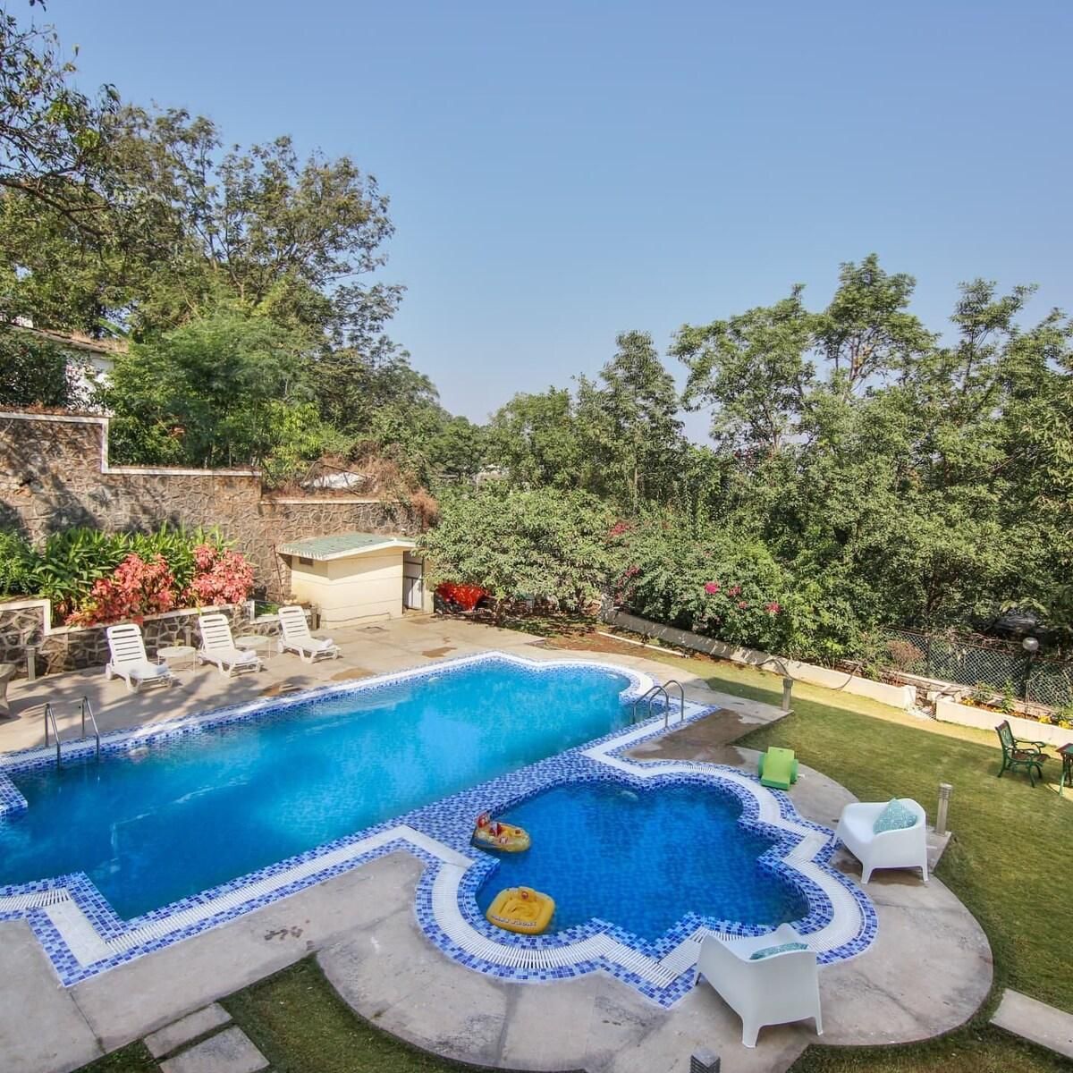 Swimming pool [outdoor]