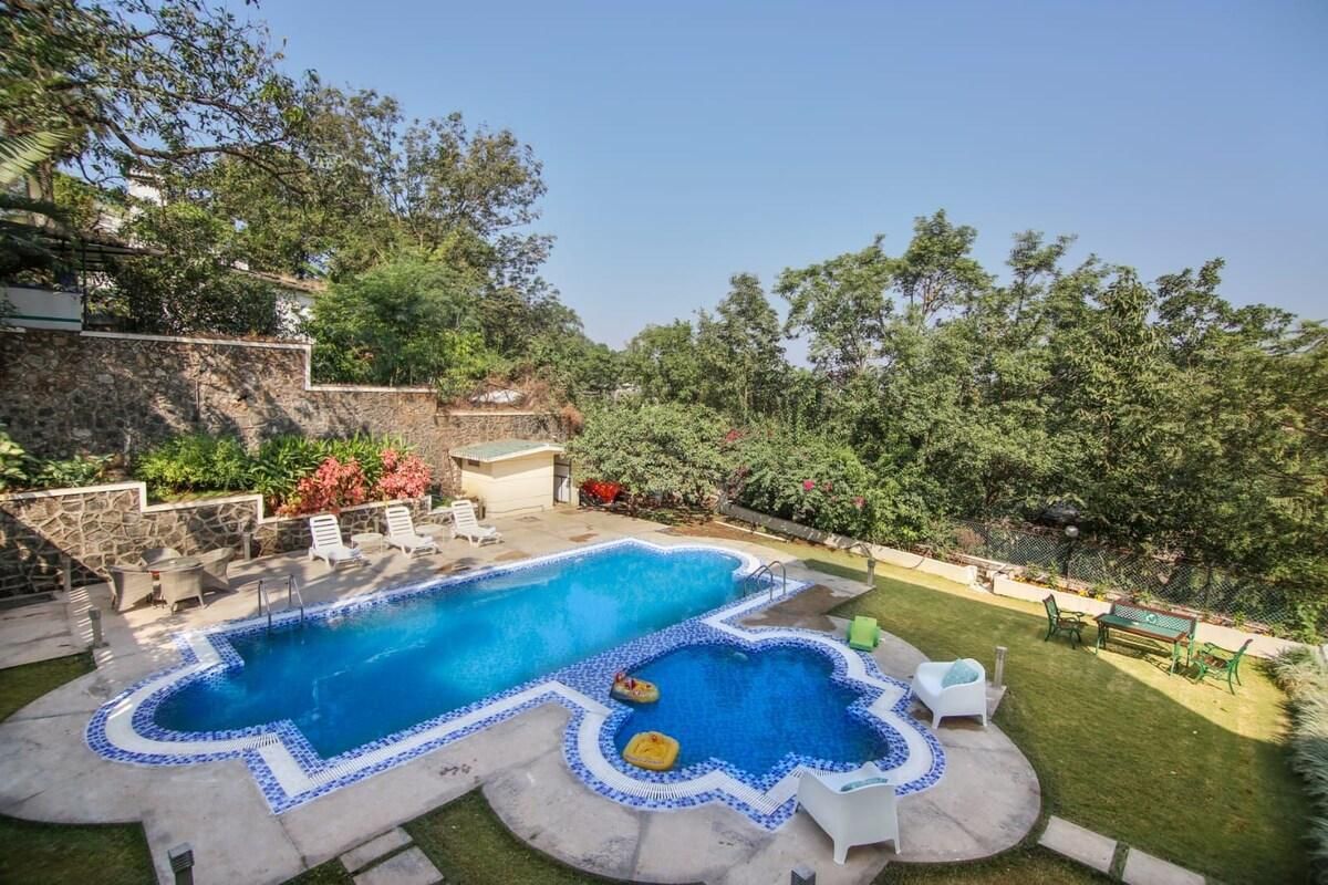 Swimming pool [outdoor]