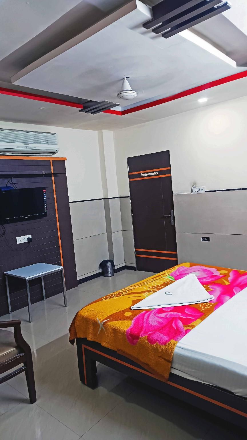 Hotel Santosh Castle Deluxe Double Room with Air Conditioning 4
