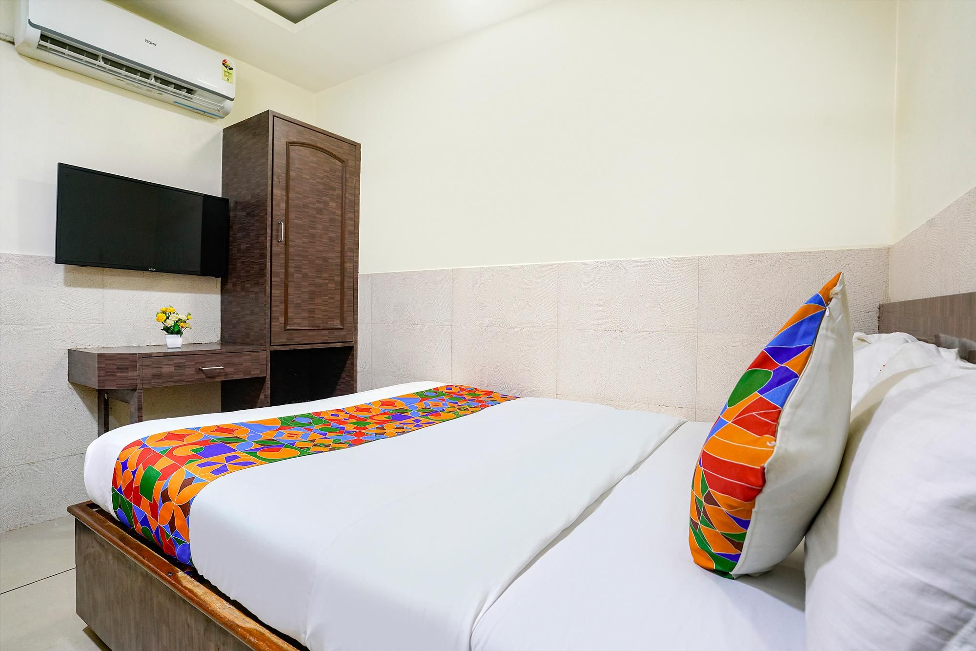 Fabhotel Royal Residency Kurla Deluxe Room 2